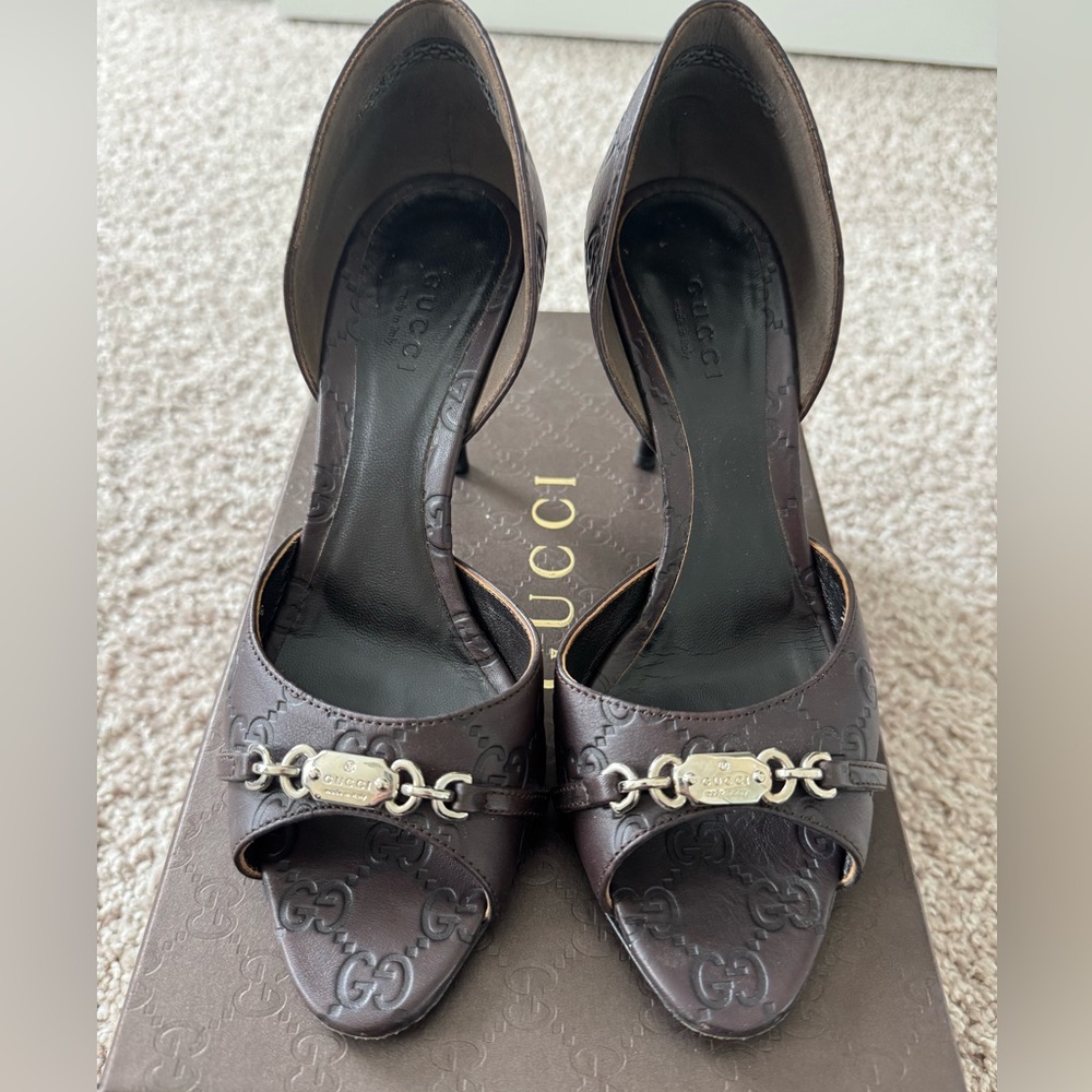 Brown GG Gucci peep toe heel with Silver charm